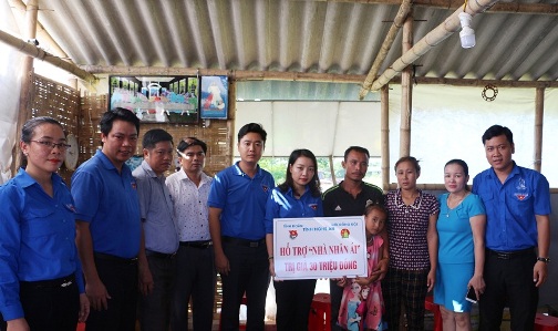 Tỉnh đoàn - Hội đồng Đội tỉnh hỗ trợ gia đình anh Nguyễn Văn Việt số tiền 30.000.000 đồng trong chương trình trao tặng “Nhà nhân ái”